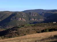 Saint Jean du Bruel, haute vallée de la Dourbie, Col de la pierre plantée (867m), d’où l’on peut admirer un panorama sur la limite Causses (Causse Noir) / Socle cristallin (Massif de l’Aigoual).