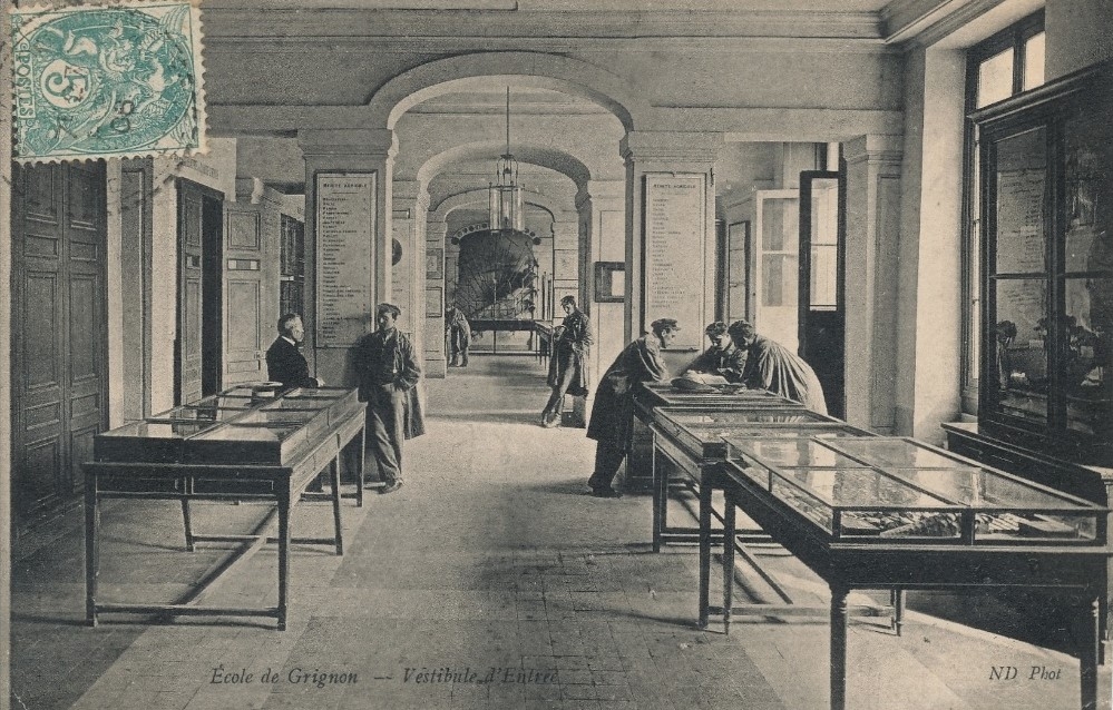 Exposition consacrée à la falunière de Grignon dans le vestibule du château. Vraisemblablement vers 1900. Carte postale datée de 1908 tirée de la photo précédente.