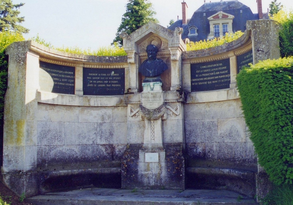 Monument à la mémoire d'Auguste Bella dans le parc du chateau
