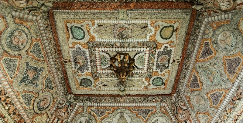 Le plafond du nymphée du séminaire st Sulpice orné de rocailles, d’innombrables coquillages et de pierres (début XVIIe) - Issy les Moulineaux (91)