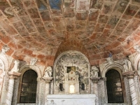 Grotte de coquillages, Coulommiers (77).  Érigée au XVIIème siècle par la princesse de Clèves, visible dans l’église Notre-Dame des Anges fut un temps entièrement recouverte de coquillages.