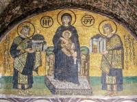 Mosaïque de l'entrée sud-ouest de l'ancienne basilique Sainte-Sophie de Constantinople . Au milieu, Marie tenant l'Enfant Jésus sur ses genoux. À sa droite, l'empereur Justinien, offrant un modèle de Sainte-Sophie. Sur sa gauche, l'empereur Constantin 1er offre une maquette de Constantinople.