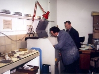 De G à D : Gilbert Soulié et Albert Bry ont assuré la création de l'atelier Bonvin en 1987 : récupération de matériel auprès du CNET et aménagement du local