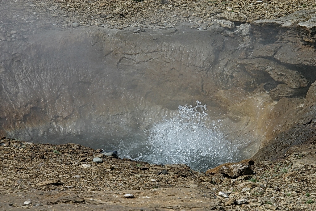 1- A Geysir l’eau bouillonne dans des espèces de marmites