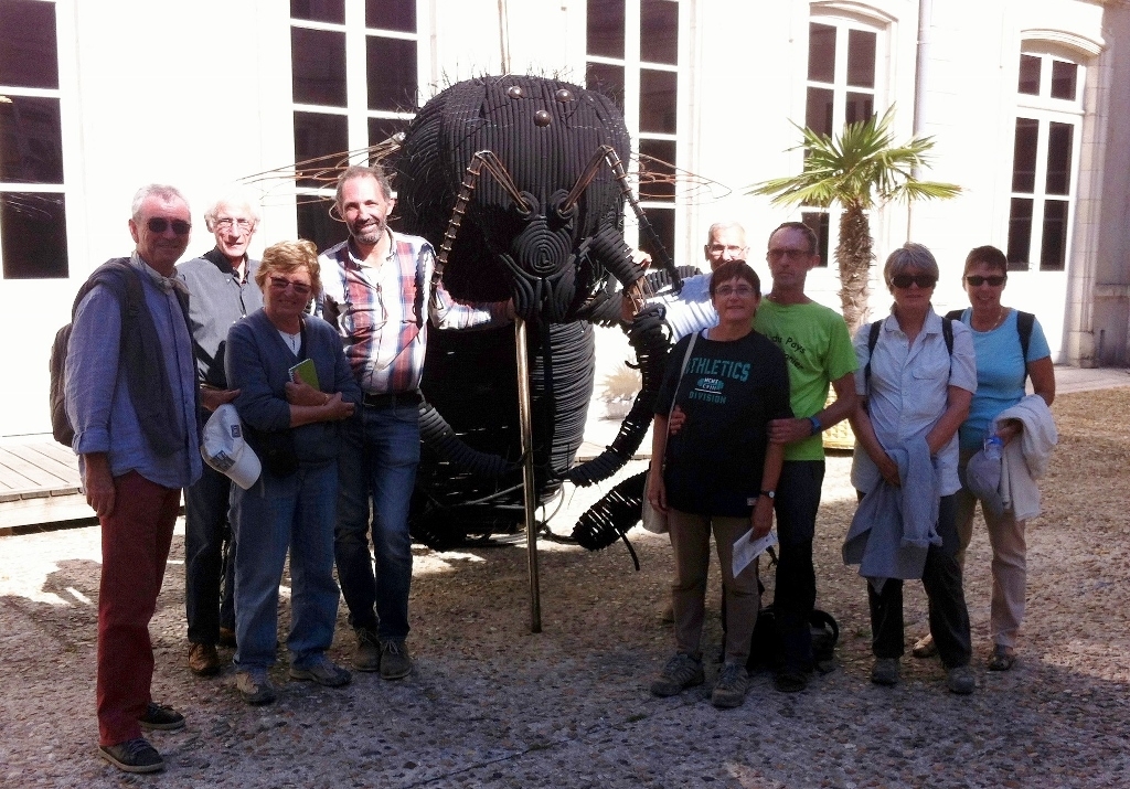 Notre petite équipe devant l'entrée du Museum d'Histoire Naturelle de La Rochelle