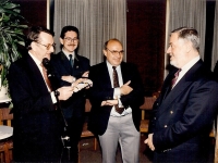 Jacques Géraud remet à Yves Coppens le diplôme de Membre d\'Honneur du Club Géologique.