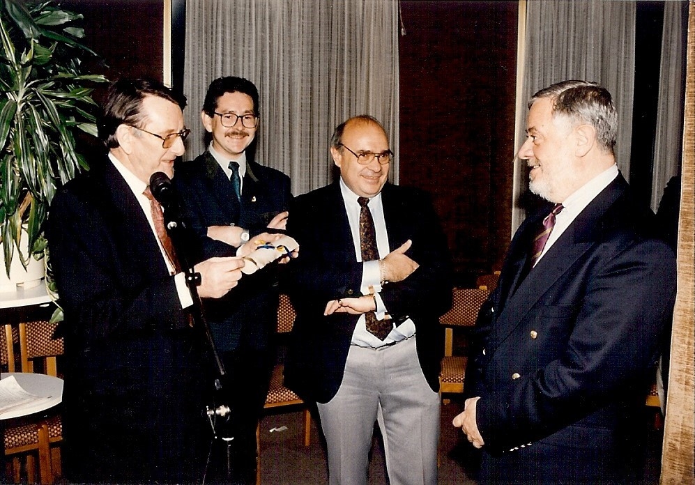 Jacques Géraud remet à Yves Coppens le diplôme de Membre d\'Honneur du Club Géologique.