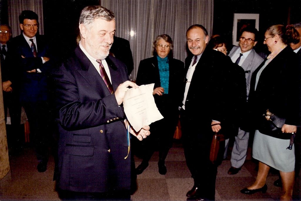 Yves Coppens exhibe son diplôme de Membre d\'Honneur du Club Géologique.