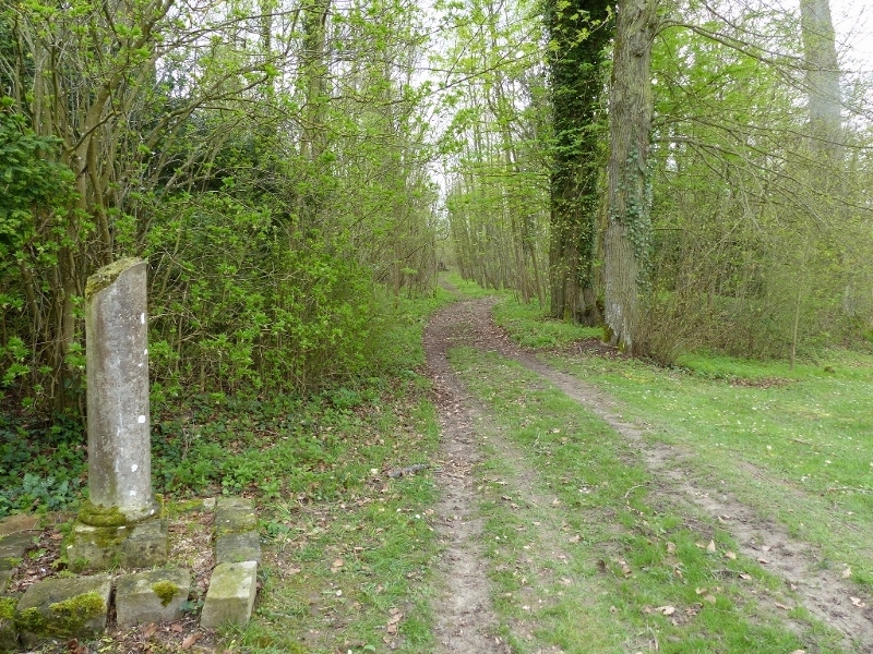 Stèle à l'entrée du chemin qui mène à la falunière
