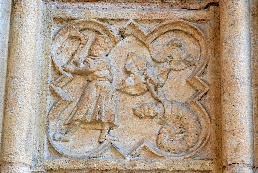 Combat contre une ammonite à tête de chien - Cathédrale St Jean- Lyon (XIVème siècle). Ebrasement du portail nord, porte de gauche - © 2016 Pierre Thomas - Planet-Terre