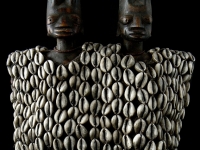 Poupées Ibeji Yoruba (Nigeria), un homme et une femme, couverts de cauris