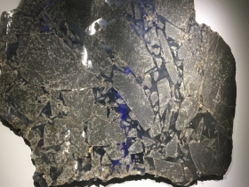 Chondrite ordinaire. Météorite 'Valley' tombée en 1998 aux USA. Ses veines de métal  ont été formées lors d'un impact de son astéroïde parent avec un autre astéroïde