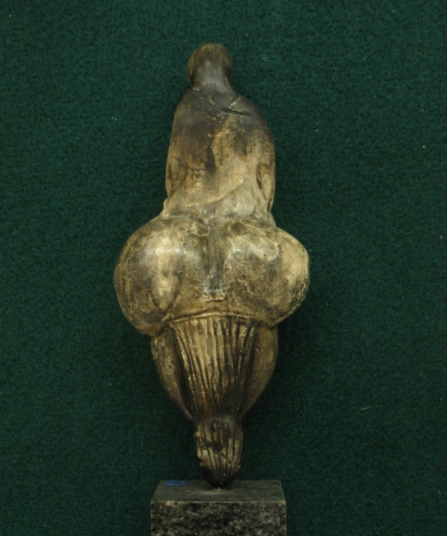 Statuette féminine dite "Venus de Lespuge", en d'ivoire de mammouth, découverte en 1922 dans la grotte des Rideaux, à Lespugue en Haute-Garonne. Vers 23000 BP - H=15cm