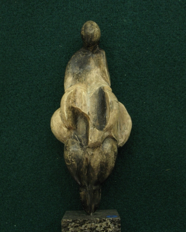 Statuette féminine dite "Venus de Lespuge", en d'ivoire de mammouth, découverte en 1922 dans la grotte des Rideaux, à Lespugue en Haute-Garonne. Vers 23000 BP - H=15cm