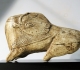 Bison se léchant - Abri de la Madeleine Tursac (Dordogne) - Fragment de propulseur (?) en bois de renne - Magdalénien 13000 BP - L=10,5 cm