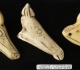 Têtes de cheval - Figure du centre provenant de la grotte d'Isturitz (64). Les autres sont de provenance inconnue.