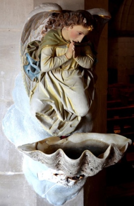 Eglise de Domart-en-Ponthieu : chaque tridacne est surmontée d\'un ange adorateur